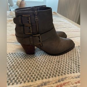 Dark gray  very comfortable. 2-2.5” heel. Worn 3x